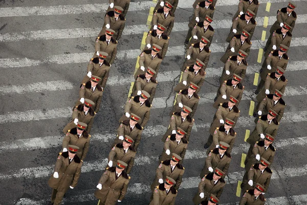 Soldater marscherar — Stockfoto
