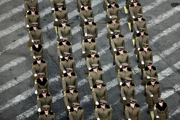 Soldaten marschieren auf — Stockfoto