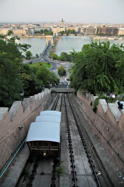 Budapeşte'de turistik tren tren yolu — Stok fotoğraf