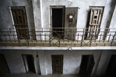 terk edilmiş bir hapishane