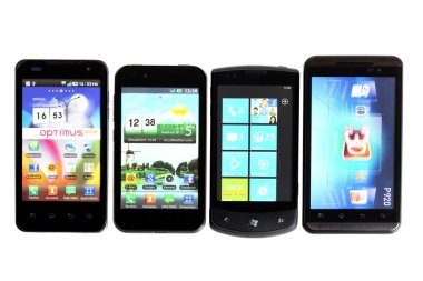 dört akıllı telefonlar