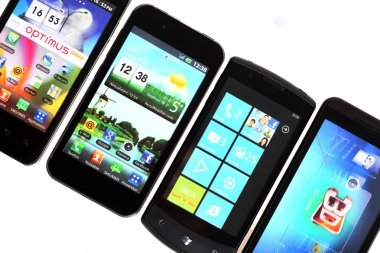 dört akıllı telefonlar