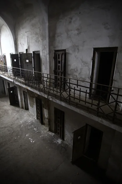 Terk edilmiş bir hapishane — Stok fotoğraf
