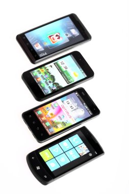 dört akıllı telefonlar