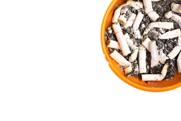 Aschenbecher und Zigaretten — Stockfoto