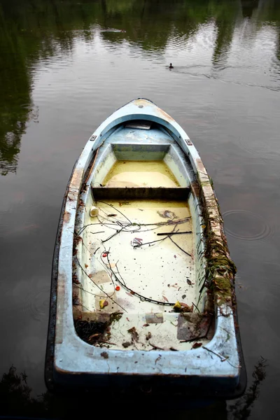 Övergiven båt — Stockfoto