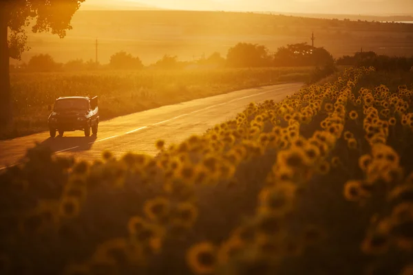 Carro ao pôr do sol — Fotografia de Stock