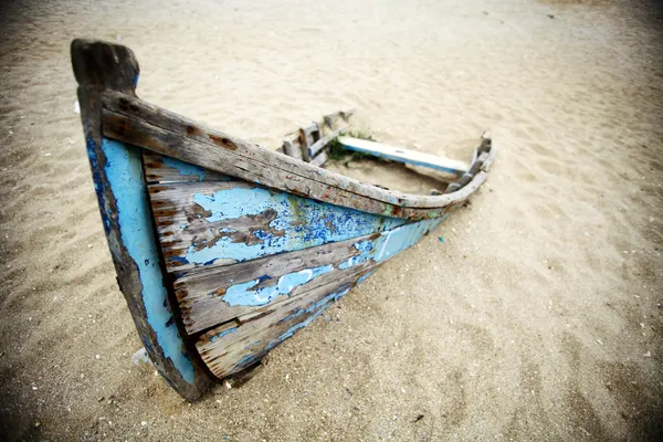 Barco abandonado — Fotografia de Stock