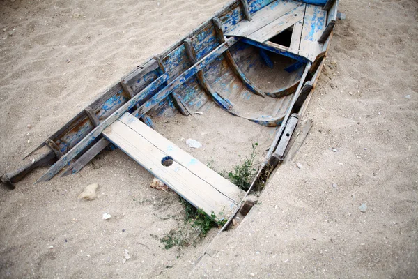 Barco abandonado — Fotografia de Stock