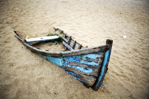 Barco abandonado — Foto de Stock