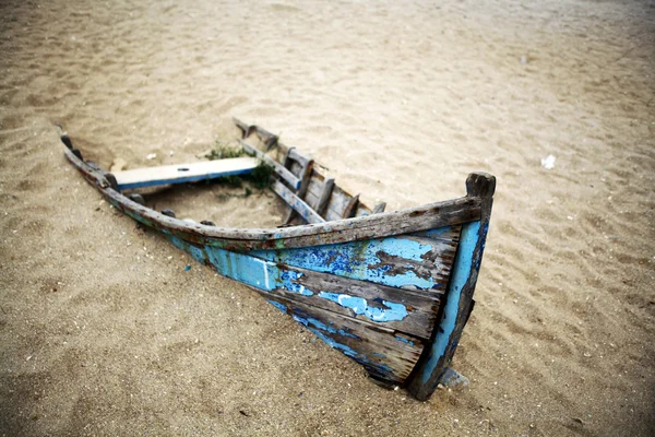 Barco abandonado — Fotografia de Stock