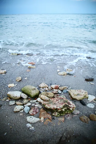 Kövek és a hullám — Stock Fotó