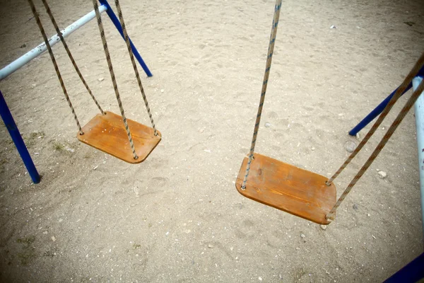 Zwei Schaukeln — Stockfoto