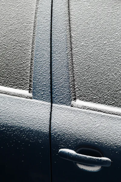 Besneeuwde auto deur — Stockfoto