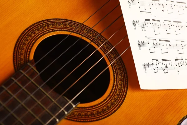 Guitarra clásica y notas — Foto de Stock