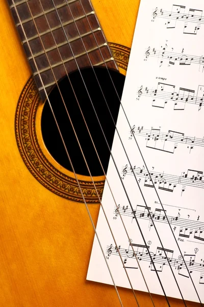 Klassische Gitarre und Noten — Stockfoto