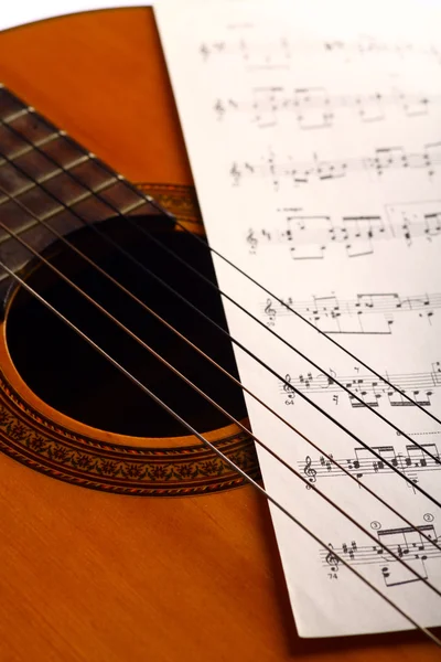 Класична гітара і нотатки — стокове фото