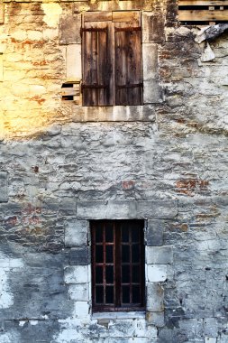 terk edilmiş eski bir ev 