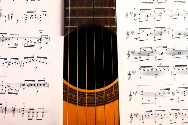 Guitarra clásica y notas —  Fotos de Stock