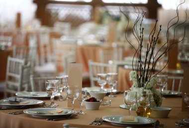 bir restoranda akşam yemeği