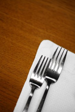 bir restoranda akşam yemeği