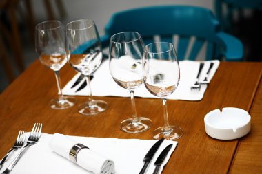 bir restoranda akşam yemeği