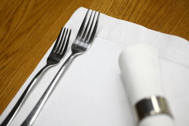 bir restoranda akşam yemeği