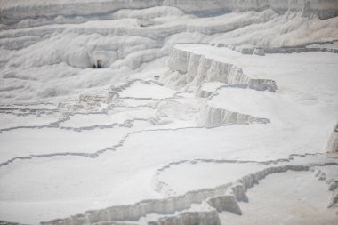 Pamukkale, Türkiye 'deki travertin teraslarının resmi.