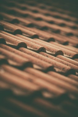 Kirli, eski çatı kiremitlerini kapatın..