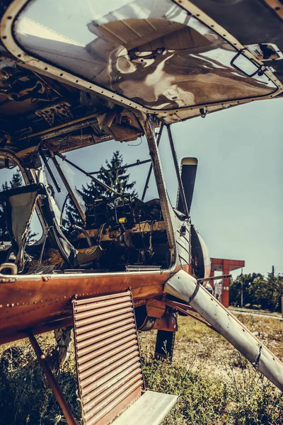 一架废弃的老式飞机的近照 — 图库照片