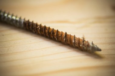 Kullanılmış paslı tahta vidayı yakın çekim.