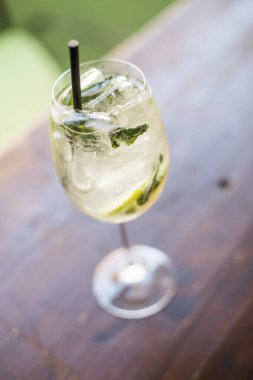 Hugo kokteylini tezgahın üzerinde yakın plan çek..