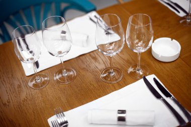 bir restoranda akşam yemeği