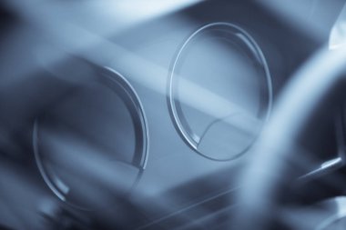 Bir arabanın dijital gösterge panelinin yakın çekimini kapat.