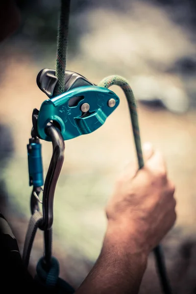 Close Shot Man Hands Operating Rock Climbing Assisted Belaying Device — Stock Photo, Image