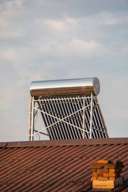 Çatıdaki güneş suyu ısıtıcısının görüntüsü.
