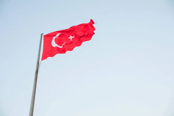 Έγχρωμη Εικόνα Της Σημαίας Της Τουρκίας Κυματίζει Στύλο — Φωτογραφία Αρχείου