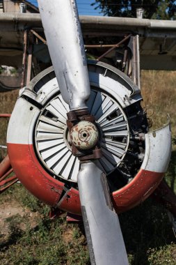 Terk edilmiş eski bir uçağın yakın çekimi..
