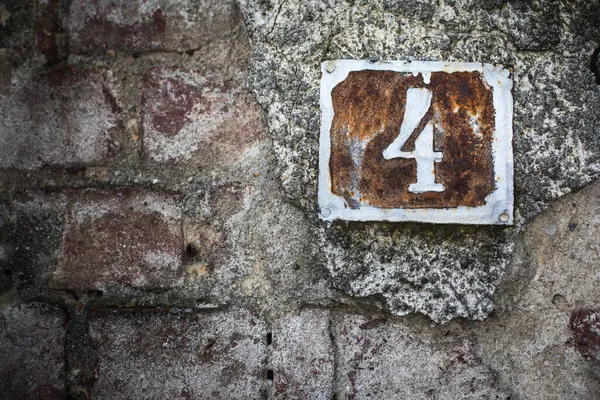 Plaque Numéro Sur Mur Sale Une Vieille Maison — Photo