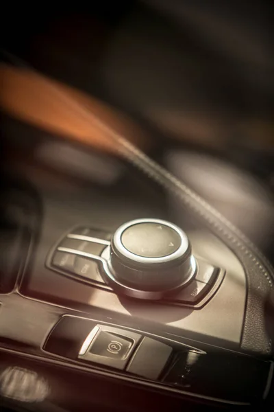 Araba Panelinde Düğmeleri Olan Modern Merkezi Konsolun Yakın Çekim Görüntüsü — Stok fotoğraf