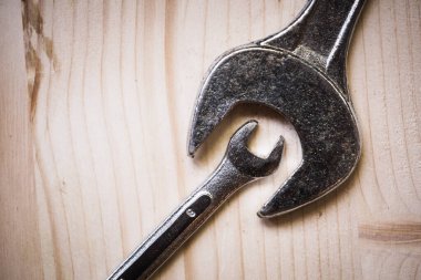 Ahşap bir arka planda iki metal anahtarın yakın çekimi.