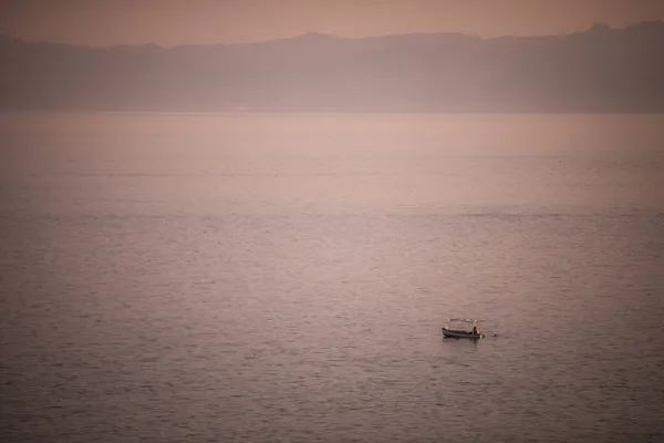 Hochwinkelbild Eines Leeren Holzbootes Das Auf Dem Wasser Schwimmt — Stockfoto