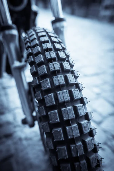 閉じるアップショットのモトクロスオートバイエンデューロノビータイヤ — ストック写真
