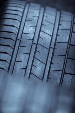 Yeni bir araba lastiğinin yakın çekimi, makro detay.