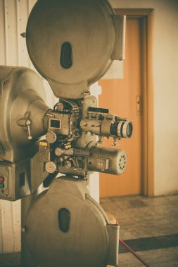 Eski büyük bir sinema projektörünün renkli görüntüsü.