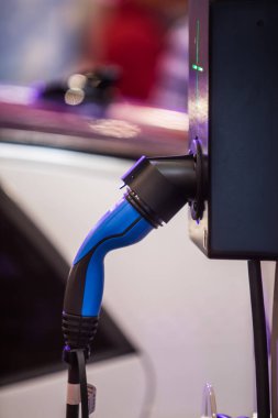 Elektrikli bir arabanın şarj prizinin yakın çekimi.