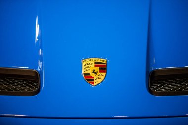 BUCHAREST, ROMANIA - 10 Ekim 2021: Bir arabanın üzerindeki Porsche logosu.