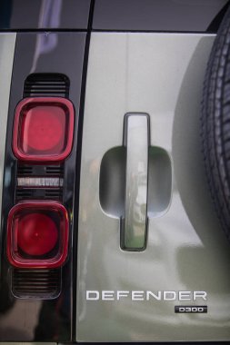 BUCHAREST, ROMANIA - 10 Ekim 2021: Aracın arka tarafında Land Rover Defender D300 logosu.