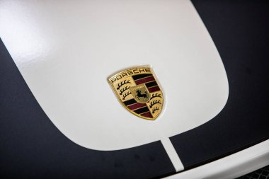 BUCHAREST, ROMANIA - 10 Ekim 2021: Porsche logosunun bir arabanın üzerindeki illüstrasyon görüntüsü.
