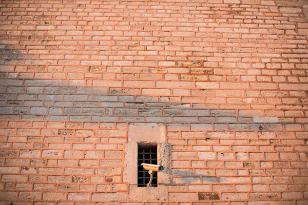 Een Bewakingscamera Een Bakstenen Muur — Stockfoto